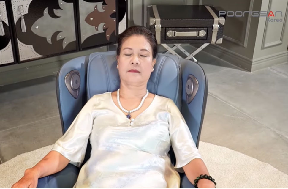 Ghế massage Poongsan MCP-129 giúp thư giãn, giảm đau nhức toàn diện