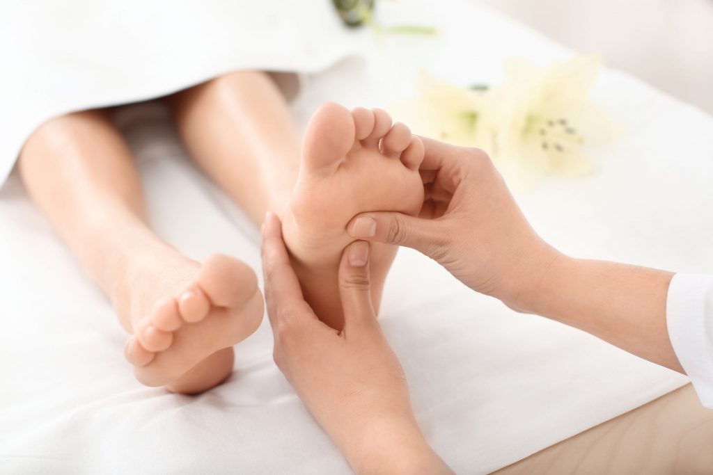 Khi bấm huyệt Dũng Tuyền, cả người bệnh hoặc người cần lưu ý một số vấn đề