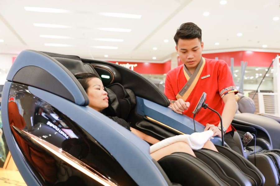 ghế massage to&agrave;n th&acirc;n v&agrave; massage truyền thống