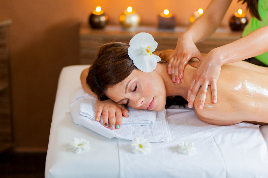 ghế massage to&agrave;n th&acirc;n v&agrave; massage truyền thống