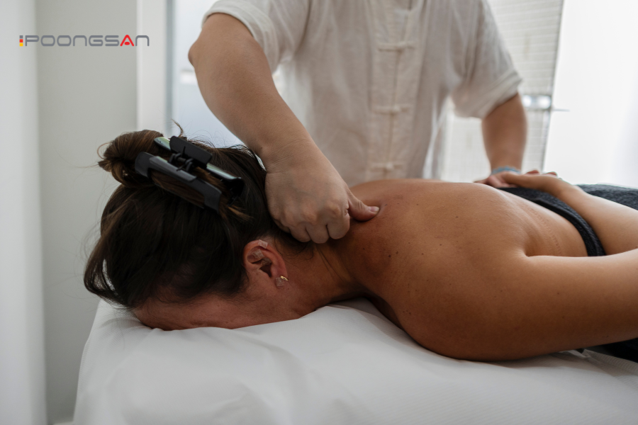 massage vai đ&uacute;ng c&aacute;ch gi&uacute;p giảm đau lan xuống c&aacute;nh tay