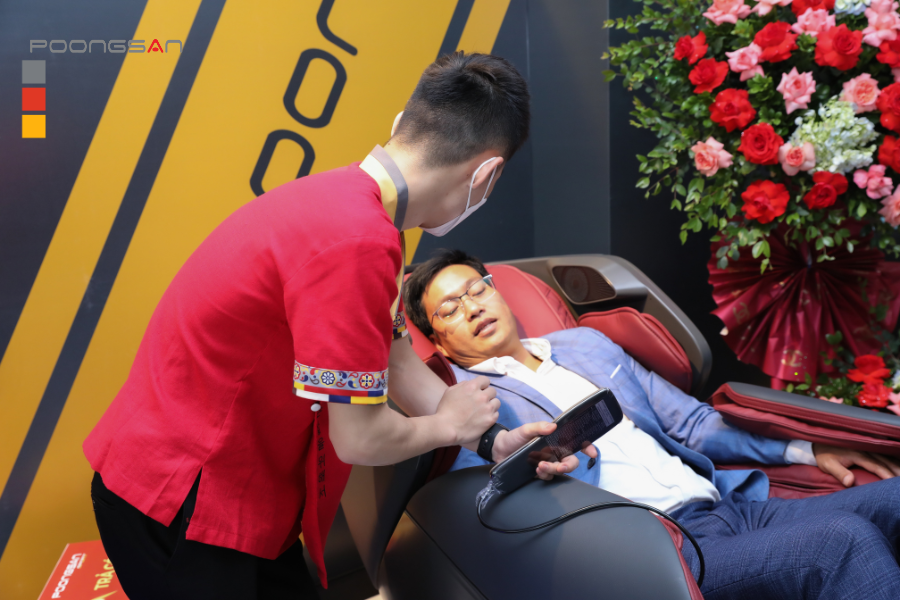 ghế massage cổ vai gáy cho dân văn phòng