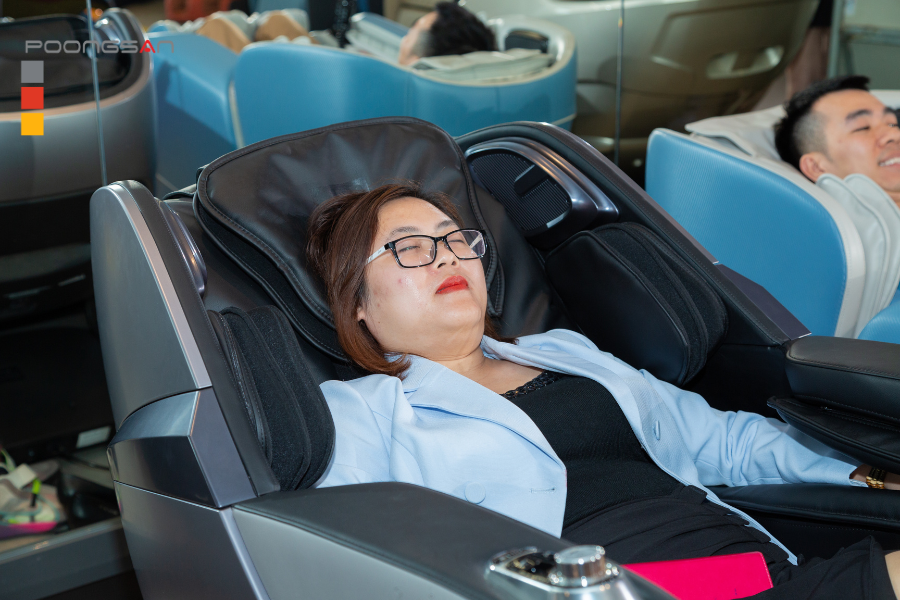 thời điểm d&ugrave;ng ghế massage trị đau vai g&aacute;y