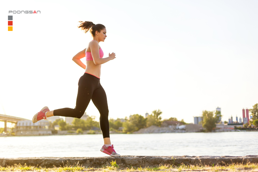 chạy bộ trên máy và ngoài trời