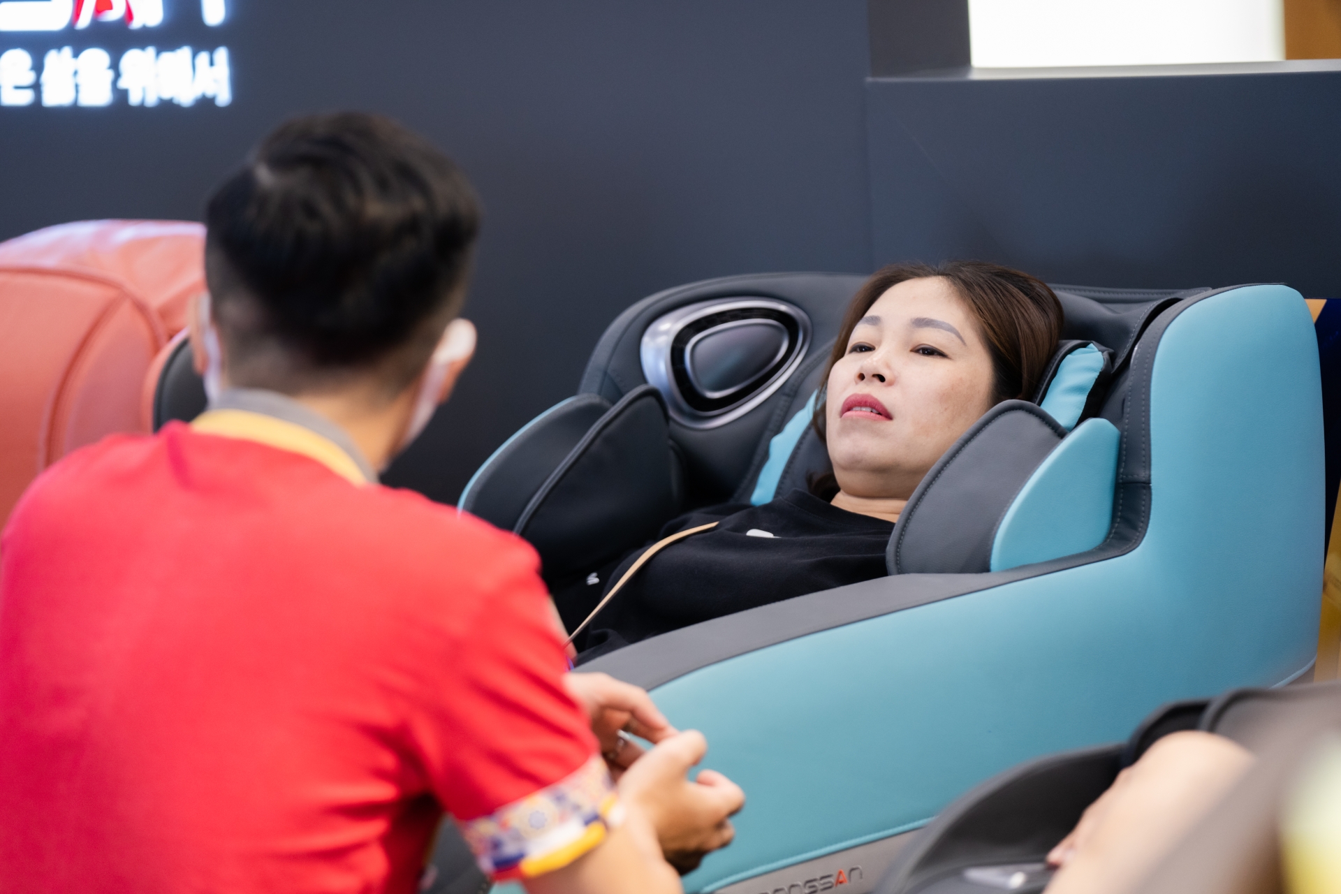nguy&ecirc;n l&yacute; bấm huyệt tr&ecirc;n ghế massage
