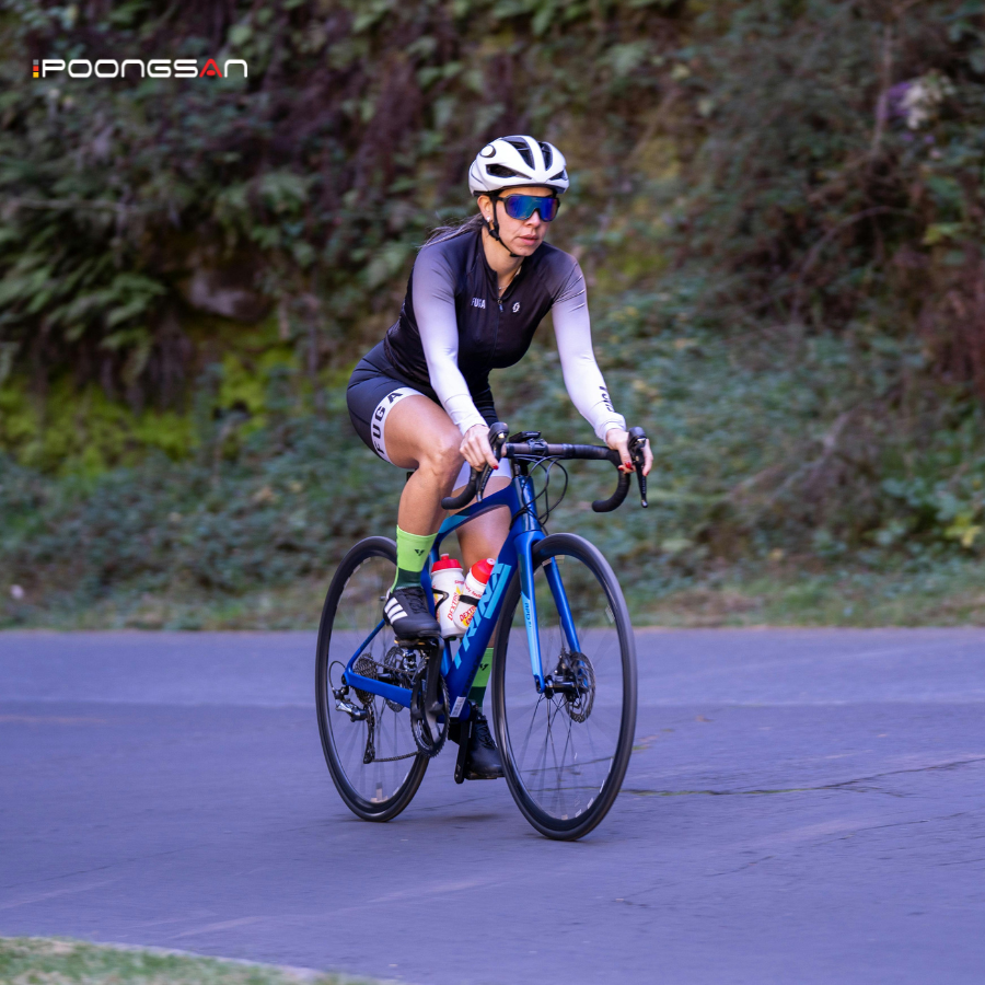 đạp xe tại nh&agrave; hay ngo&agrave;i trời tốt hơn