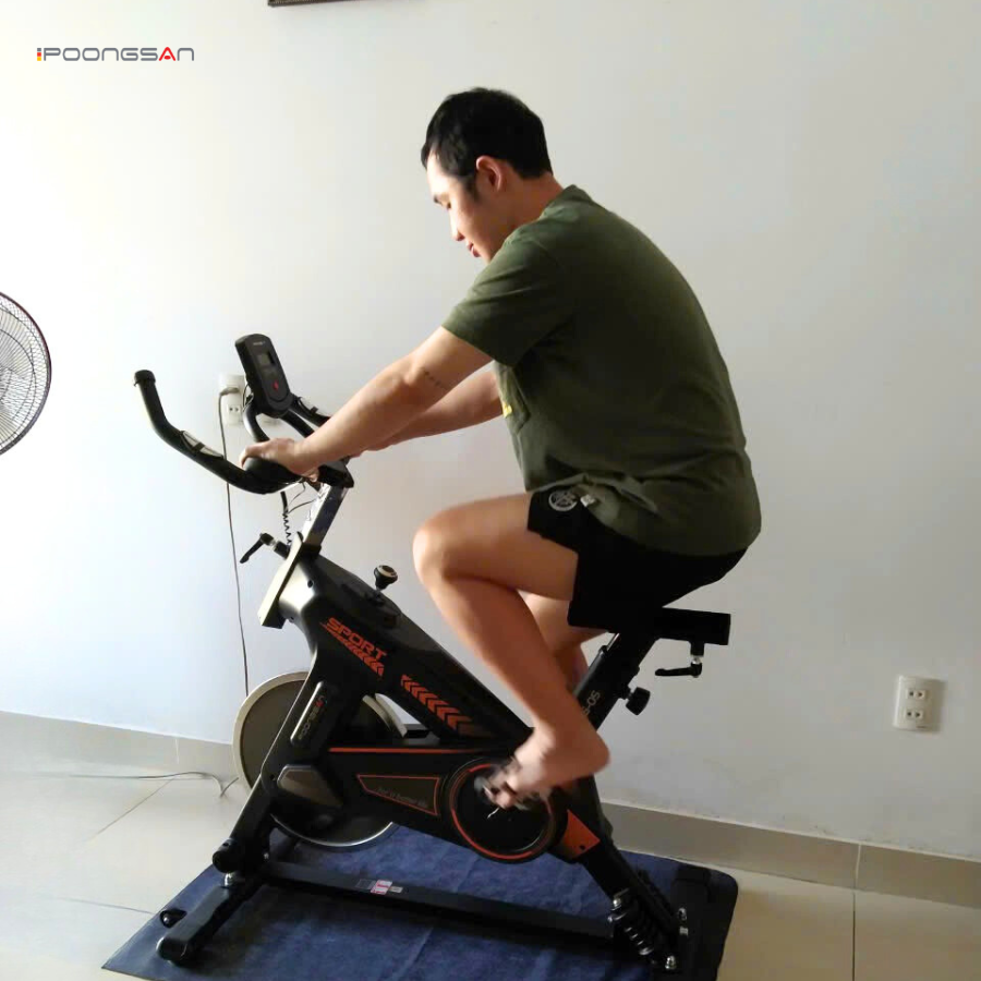 đạp xe tại nh&agrave; hay ngo&agrave;i trời tốt hơn