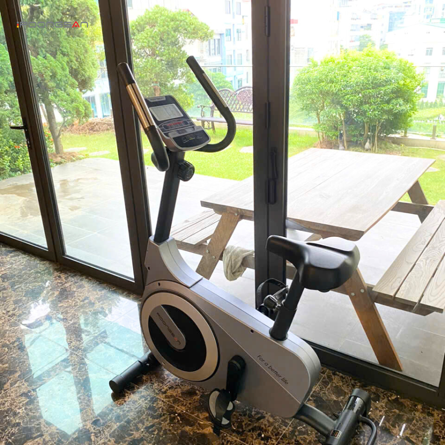 n&ecirc;n đạp xe tại nh&agrave; hay ngo&agrave;i trời