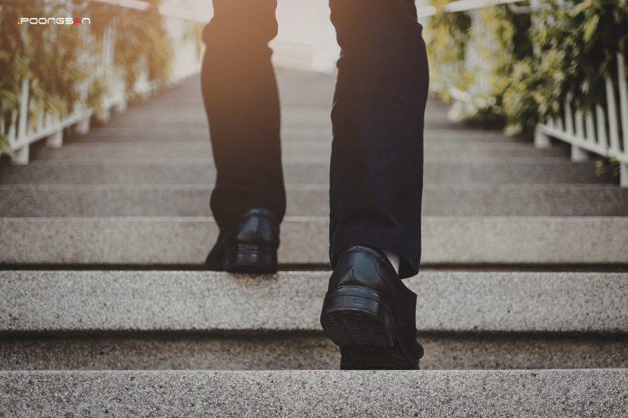 ghế massage cho người leo cầu thang nhiều