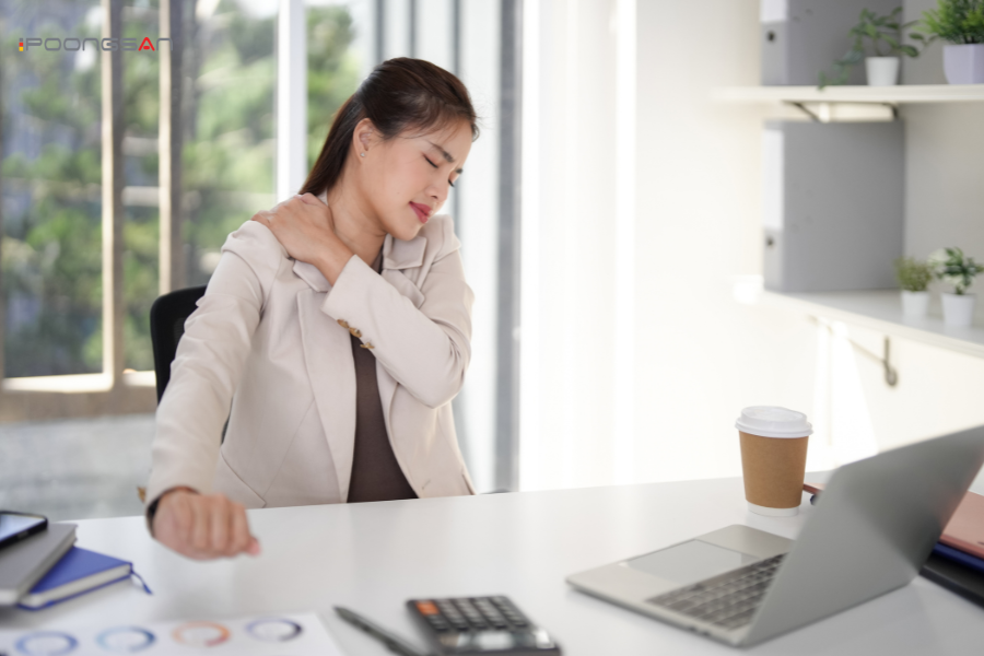 cơ vai căng cứng khi trời lạnh