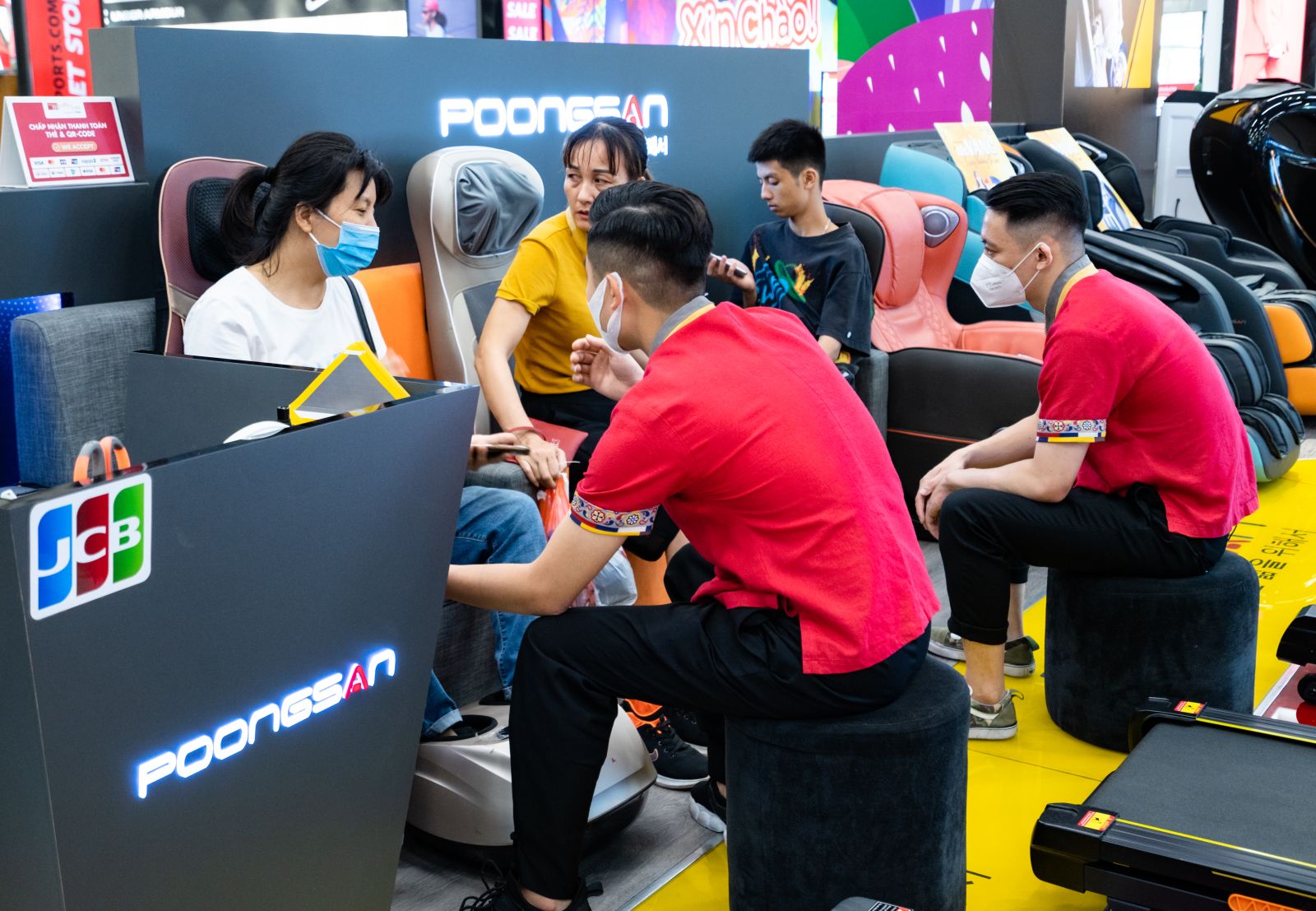 Đội ngũ tư vấn nhiệt tình, chuyên nghiệp giúp bạn dễ dàng mua ghế massage Sóc Trăng