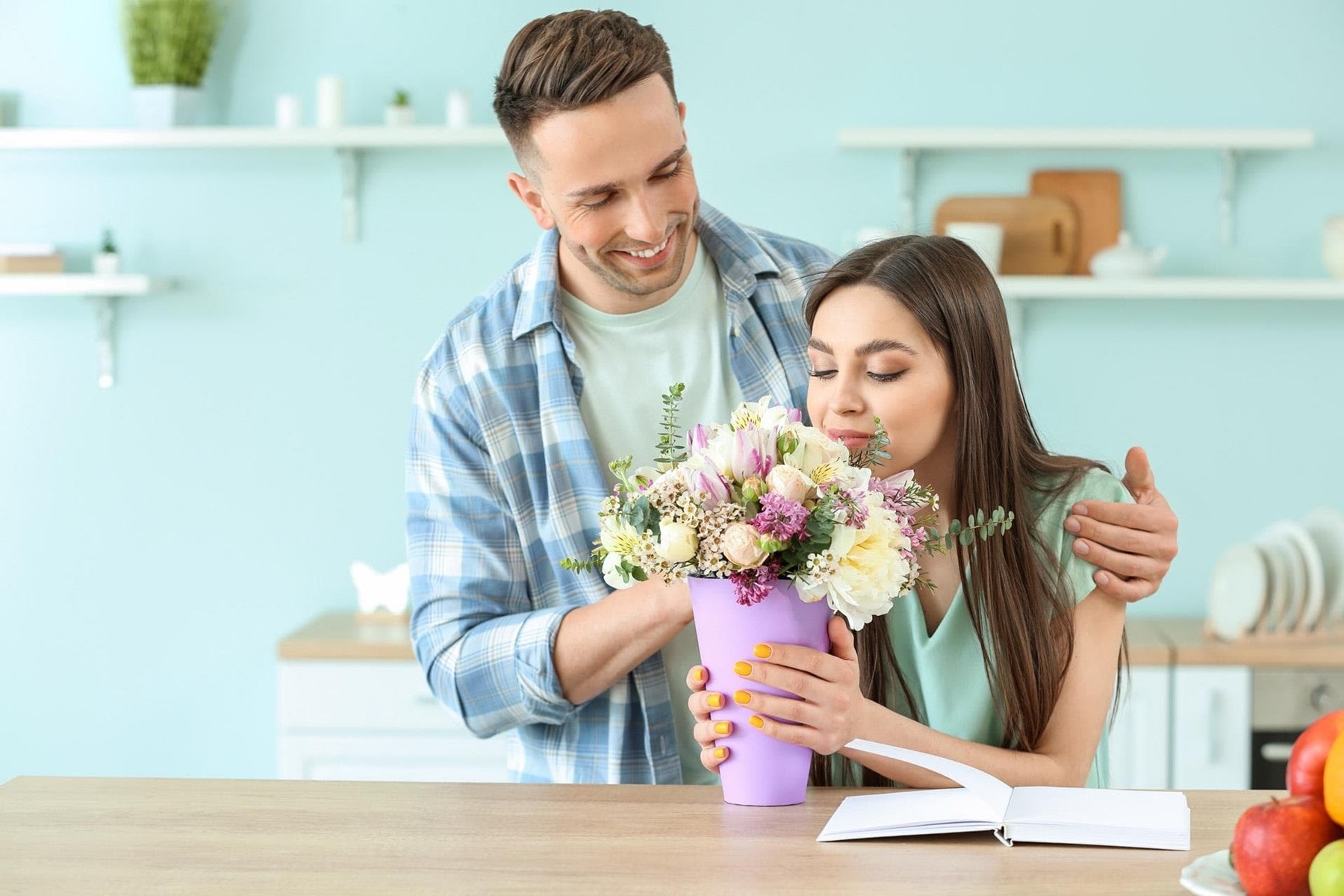 hoa tươi kèm thư tay tặng vợ ngày 8/3