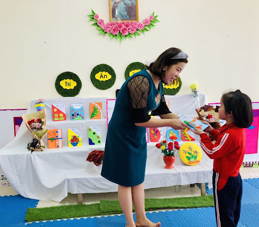 lưu ý cách tặng quà cho cô giáo